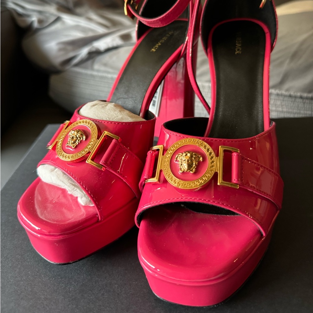 VERSACE Tribute fuschia pink patent Medusa emblem open toe platform sandal 💖